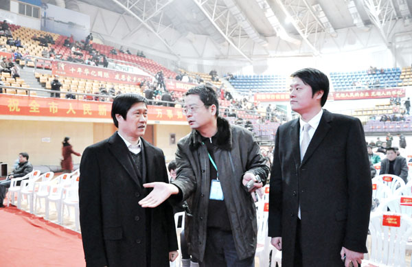 002华亿集团领导巡视音乐会现场.JPG