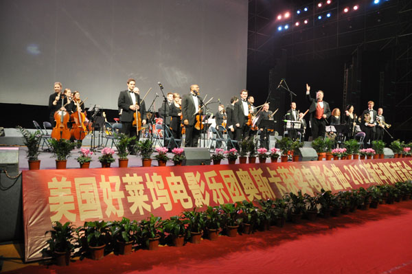 5指挥及全体演奏家向观众致意.jpg