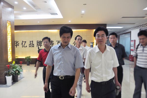 6.董事长项义水陪同考察组参观华亿集团.jpg