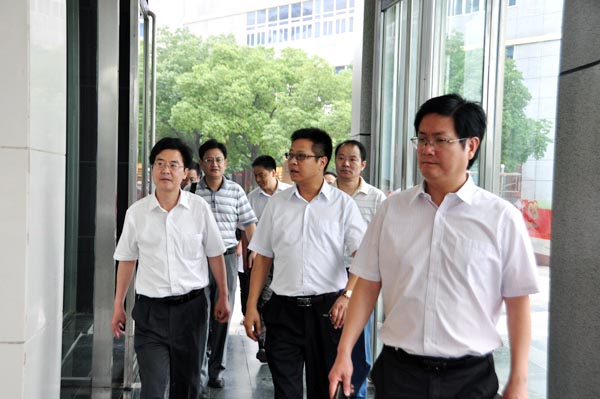 8.考察组一行来到华亿国际购物中心.jpg