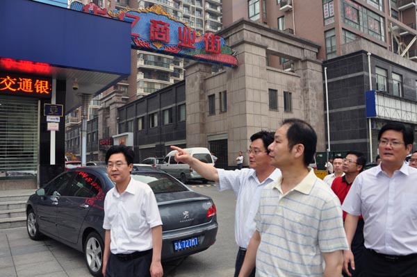 10.考察组来到华亿商业广场，陈金海总经理正在作项目介绍.jpg