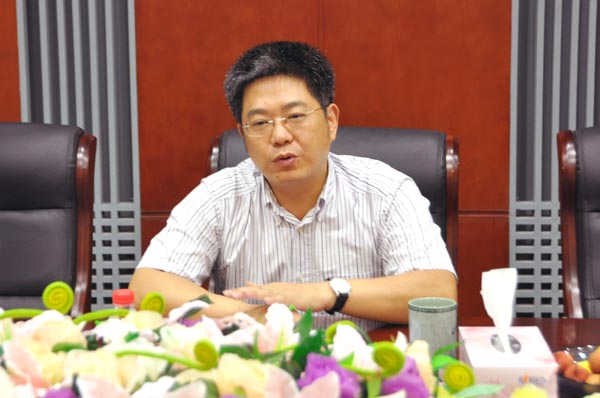 2。区委书记卢仓报向市领导汇报镜湖区发展情况.jpg