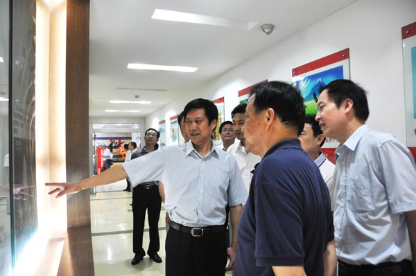 5.在集团总部，项义水水董事长像考察团介绍集团“三五”规划.jpg