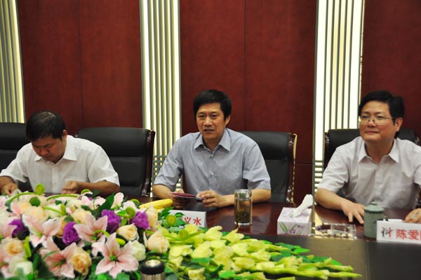 4.董事长项义水向考察组作企业介绍.jpg