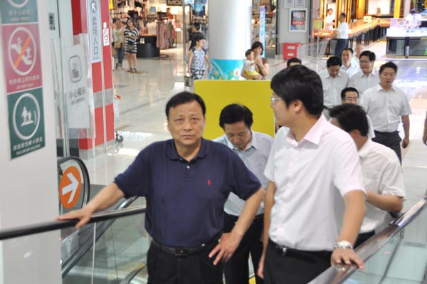 2.项领总裁向陈良平主席介绍华亿商业广场的运营发展情况.jpg