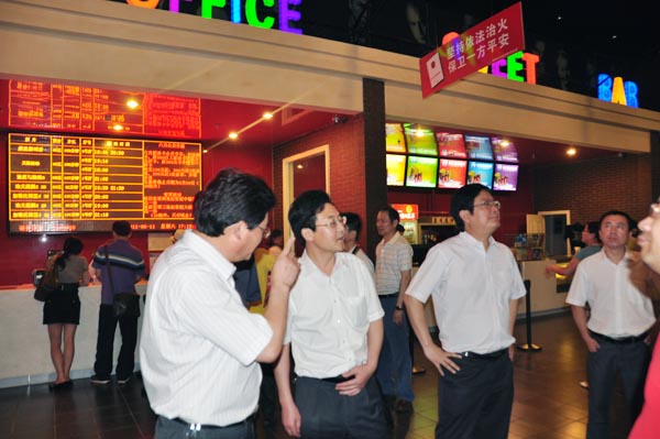 11.考察组对影城商业广场店表示出很高的评价.jpg