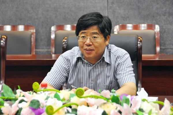 4.市委常委、副市长姜四清对镜湖区各项工作表示赞许，对华亿集团的发展予以肯定，希望华亿能够继续推动壮大镜湖区现代服务业的发展.jpg