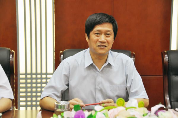 3.项义水董事长介绍集团产业发展情况.jpg
