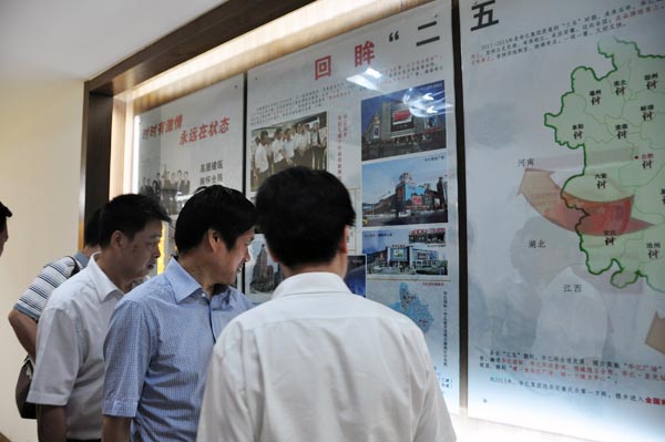 7.董事长项义水向考察组介绍华亿集团”三五“规划的目标.jpg