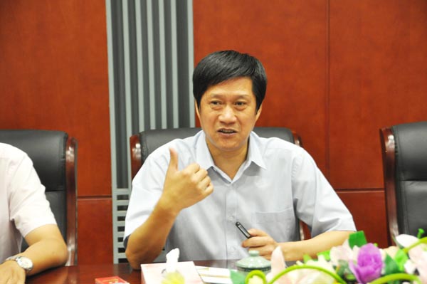 7.项义水董事长向考察团介绍华亿集团发展状况.jpg