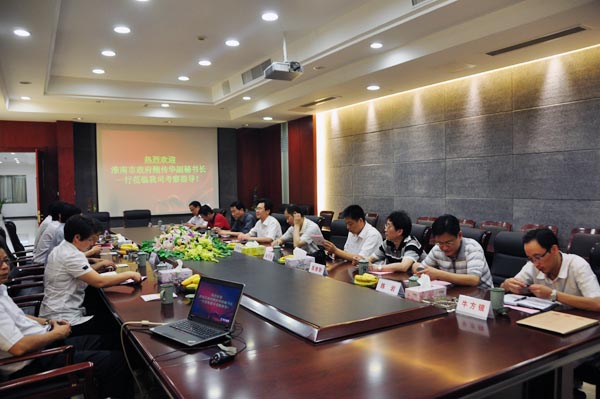 3.在集团会议厅，集团领导班子向考察组进行座谈.jpg