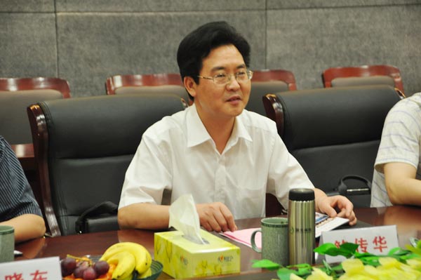 5.座谈会上，鲍传华副秘书长正在发表讲话.jpg